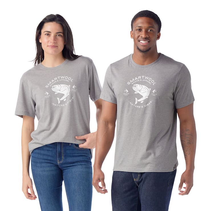 (取寄) スマートウール トラウト フィッシング グラフィック T-シャツ - メリノ ウール, ショート スリーブ SmartWool Trout Fishing Graphic T-Shirt - Merino Wool, Short Sleeve Deep Navy Trout Fishing Short Sleeve Graphic Tee - Smartwool US